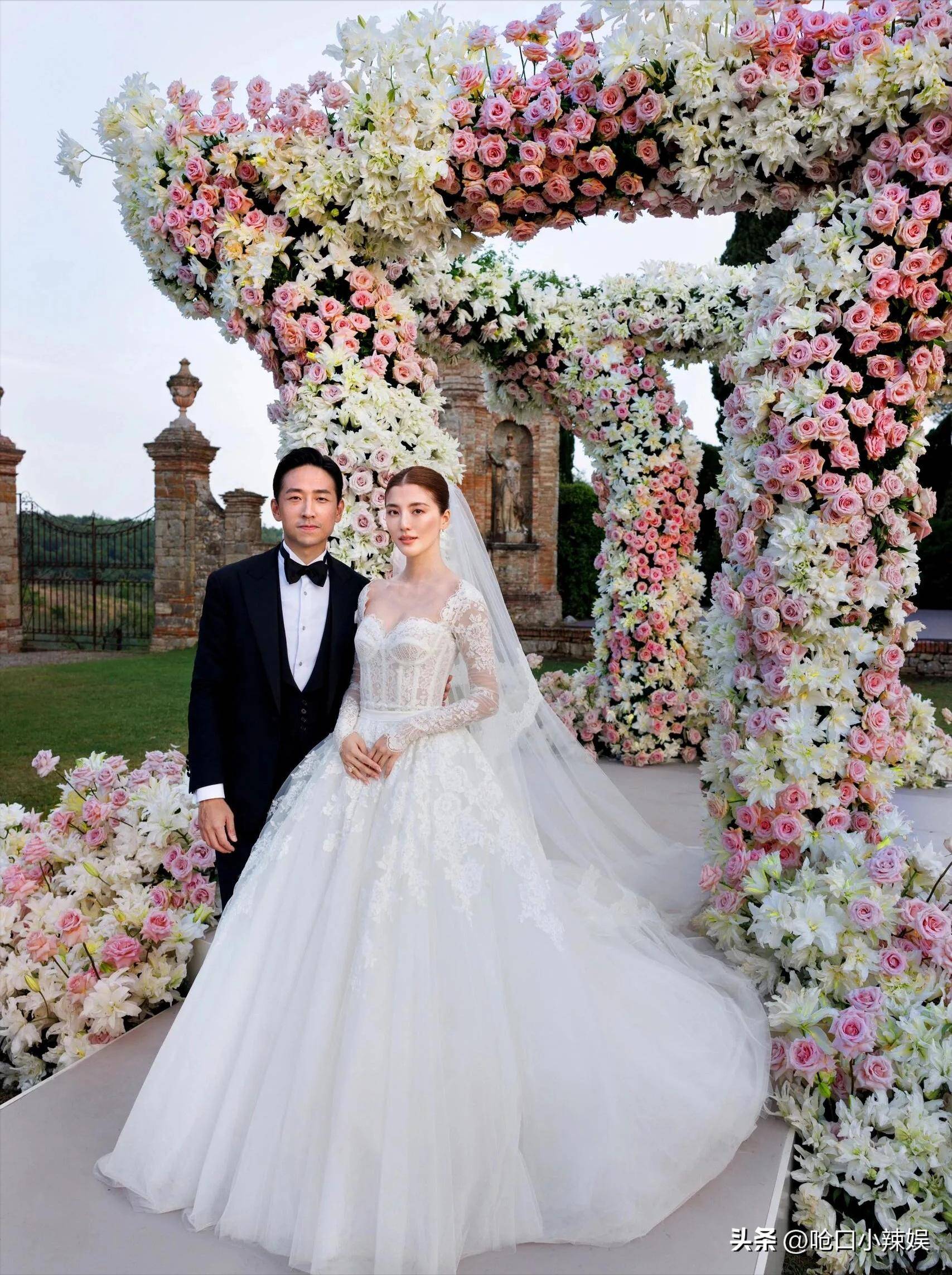 朴素婚纱遭嘲笑网友：一件珠宝都没有？CQ9电子平台吴千语大婚现场照翻车(图2)