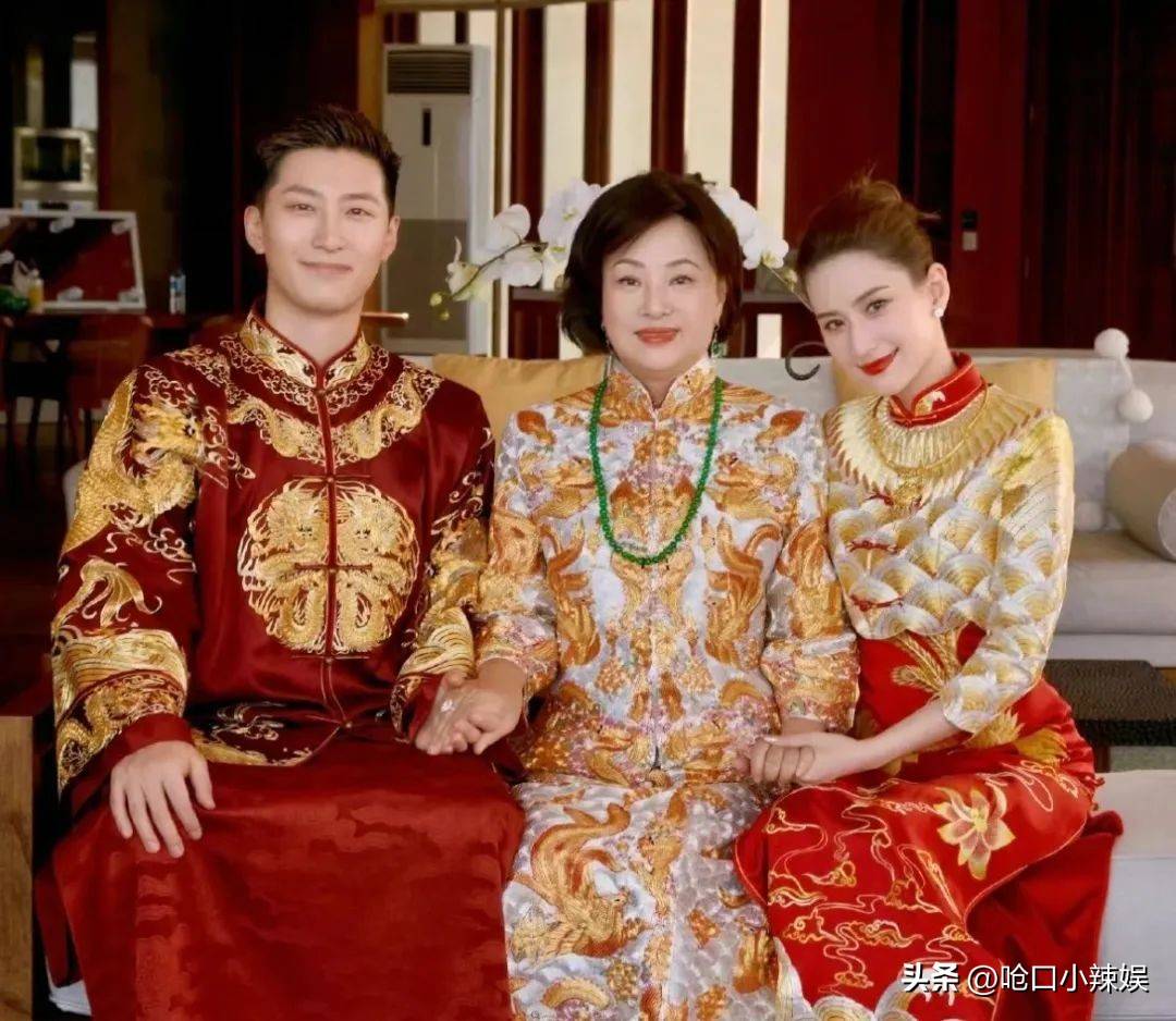 朴素婚纱遭嘲笑网友：一件珠宝都没有？CQ9电子平台吴千语大婚现场照翻车(图5)