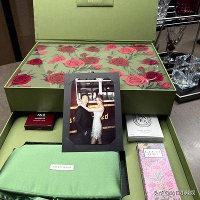 朴素婚纱遭嘲笑网友：一件珠宝都没有？CQ9电子平台吴千语大婚现场照翻车(图9)