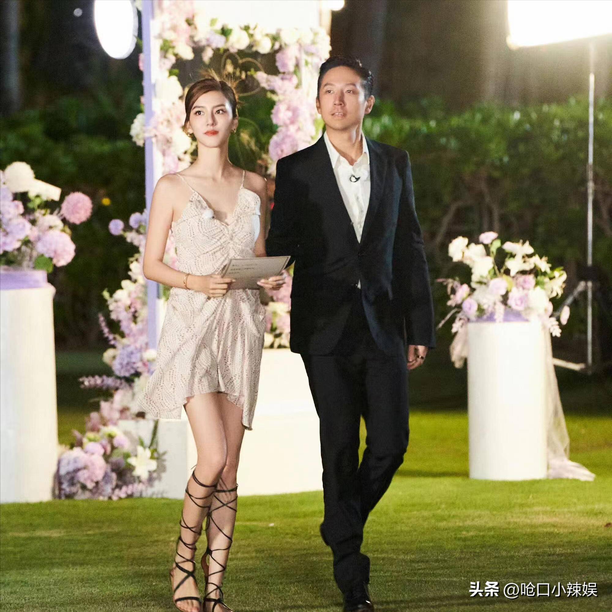 朴素婚纱遭嘲笑网友：一件珠宝都没有？CQ9电子平台吴千语大婚现场照翻车(图10)