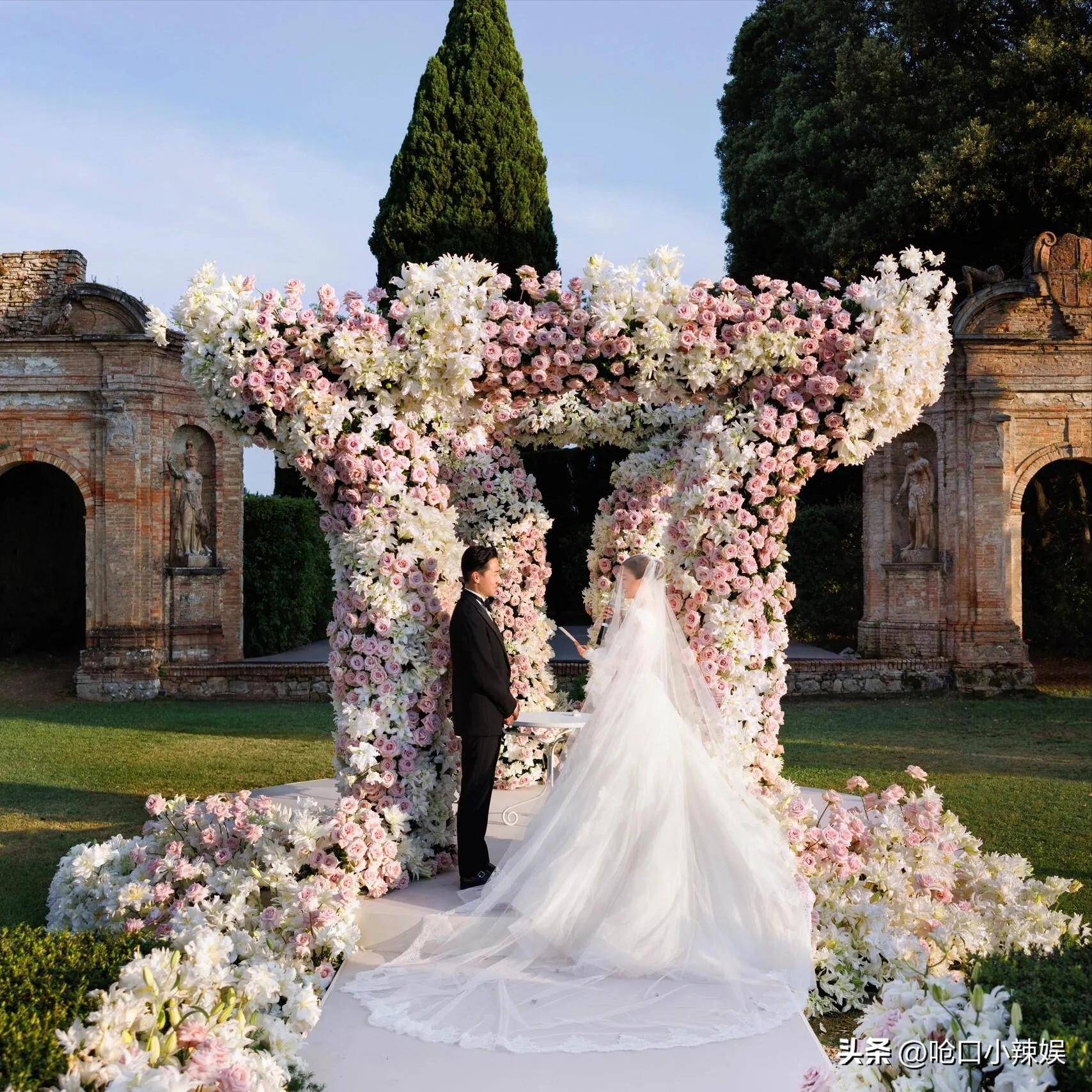 朴素婚纱遭嘲笑网友：一件珠宝都没有？CQ9电子平台吴千语大婚现场照翻车(图12)