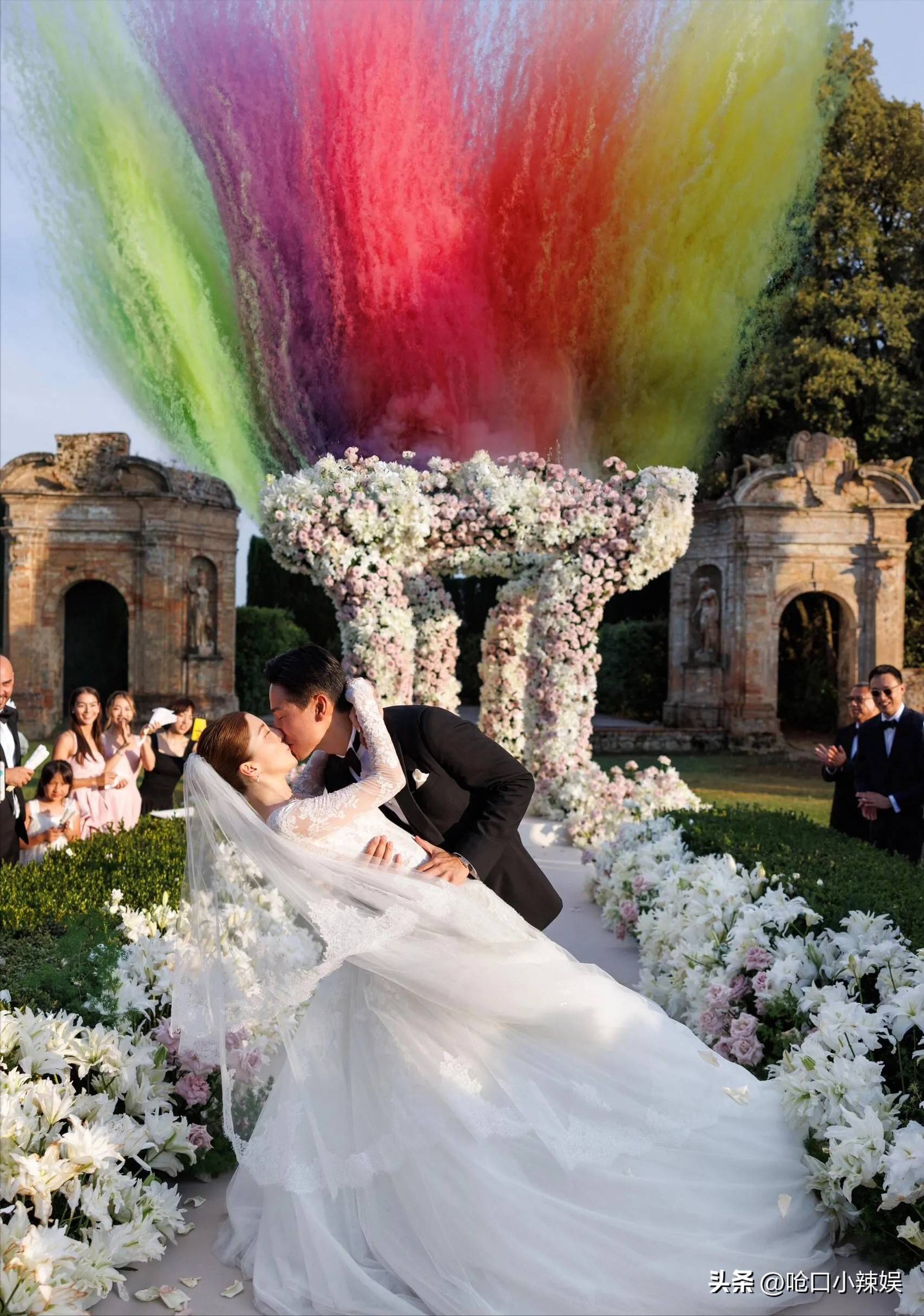 朴素婚纱遭嘲笑网友：一件珠宝都没有？CQ9电子平台吴千语大婚现场照翻车(图15)